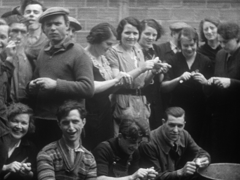 Hommes et femmes préparant à manger pendant une grève