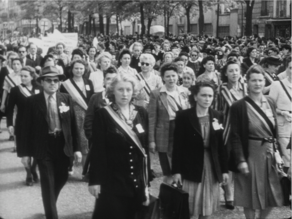 Des élues communistes défilent dans Paris en 1947
