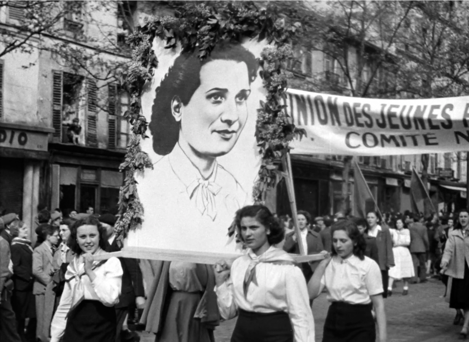 Des jeunes filles portent un portrait de Danielle Casanova