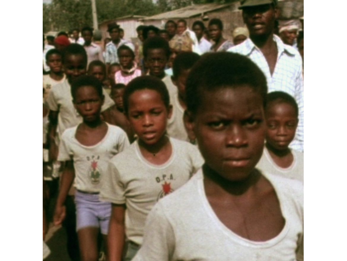 Projection de Guerre du peuple en Angola (réalisation collective, 1975)