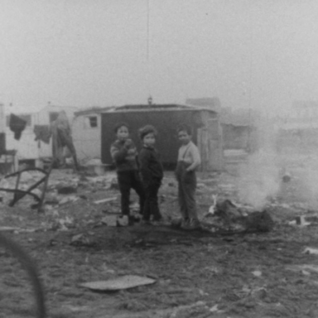 Projection du documentaire "Les immigrés en France - le logement" (Robert Bozzi, 1970)